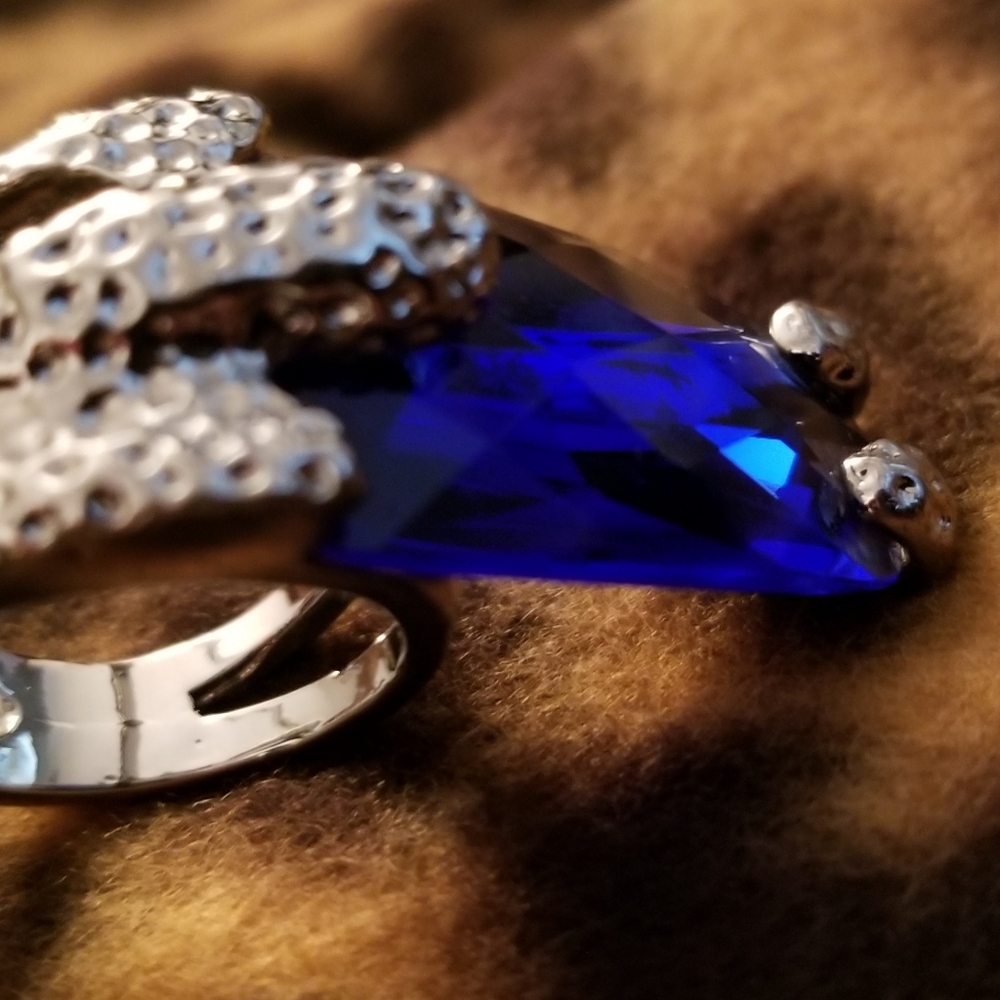 WOMAN RING BEAUTIFUL